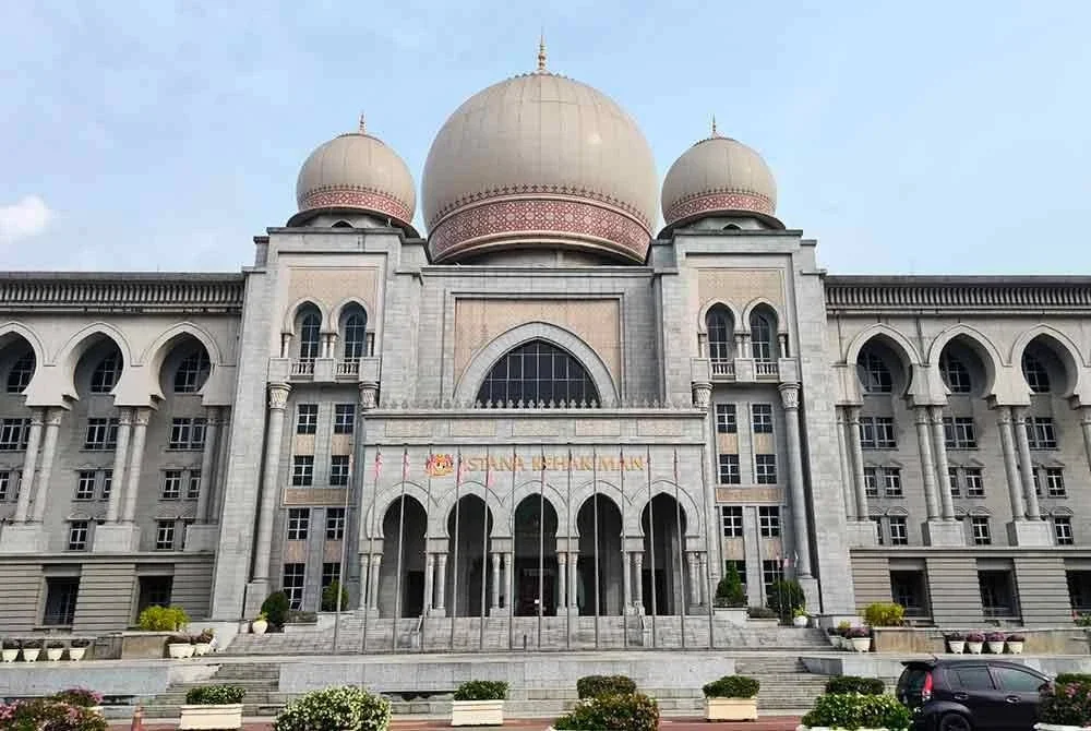 Mahkamah Persekutuan memerintahkan Public Bank Berhad membayar ganti rugi berjumlah RM90 juta kepada NFCorp, pengerusinya serta tiga syarikat subsidiari kerana melanggar kontrak berkaitan kerahsiaan akaun bank mereka.