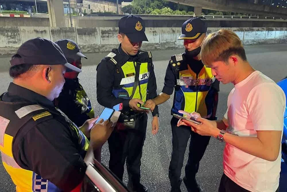 Anggota JPJ menerangkan mengenai pelaksanaan RFID sempena penguatkuasaan sepenuhnya VEP untuk kenderaan persendirian.