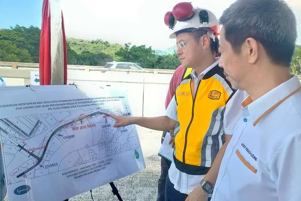 Zairil dan Hsiao Leung melihat plan projek pelebaran jalan Tok Kangar Fasa Dua yang akan disiapkan tahun depan.