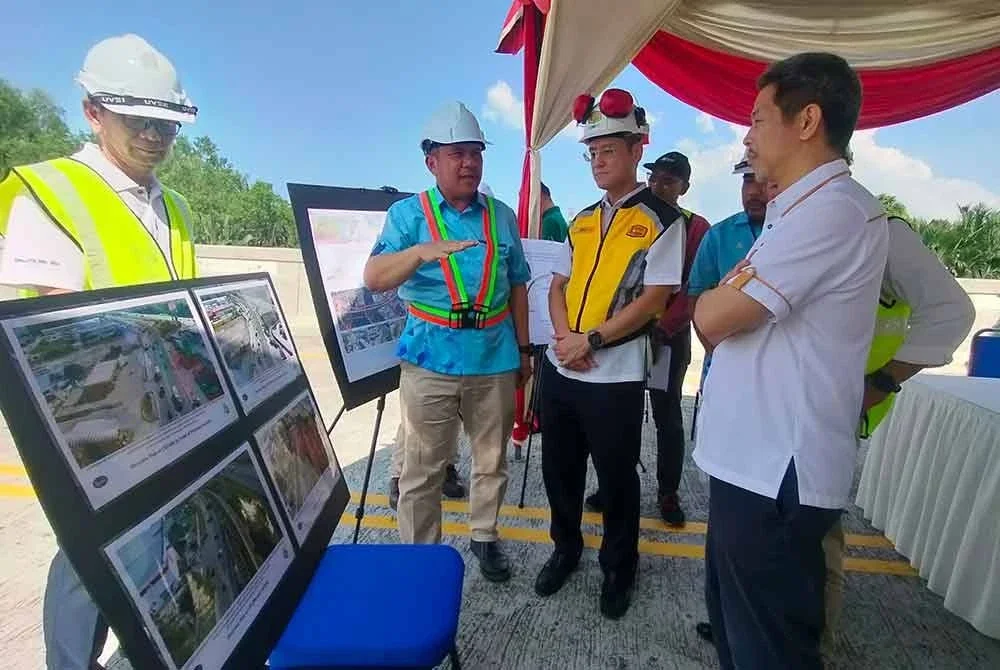 Zairil dan Hsiao Leung (kanan) mendengar taklimat daripada Jurutera Daerah mengenai projek naik taraf Jalan Tok Kangar.