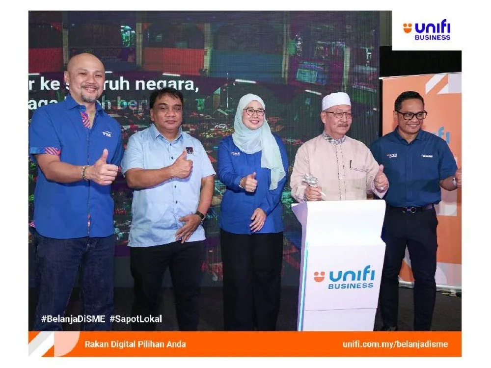 Exco Pelaburan, Perindustrian, Sumber Manusia, Perdagangan dan Keusahawanan Kelantan, Mejar (B) Datuk Md Anizam Ab Rahman (dua, kanan) merasmikan Hari PMKS di Pasar Besar Siti Khadijah pada Isnin.