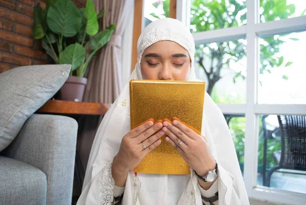 JUMHUR ulama menyatakan bahawa harus mencium al-Quran ketika mengambil atau usai menggunakannya. -Foto: CANVA