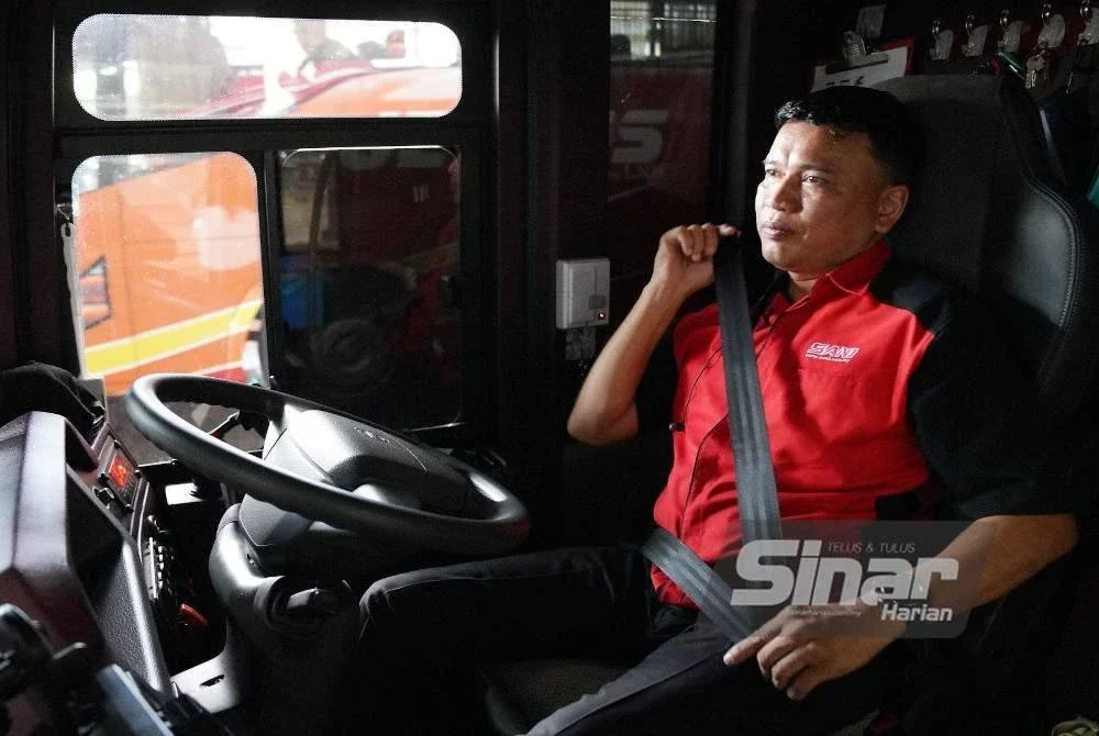 Mohd Azwan memakai tali pinggang keledar sebelum memulakan perjalanan. Foto Sinar Harian ROSLI TALIB