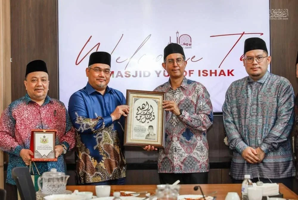Mohd Asri (dua dari kiri) bersama Faishal (dua dari kanan) dalam satu kunjungan hormat Kerajaan Kelantan di Singapura pada Selasa.