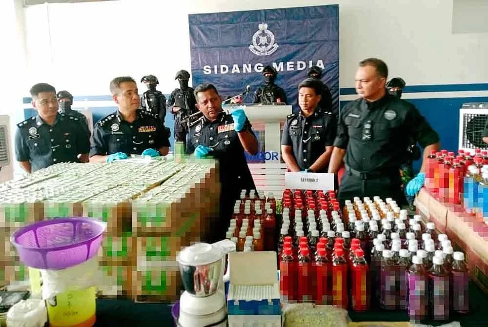 Hussein menunjukkan antara dadah termasuk jus serta cecair vape yang dirampas ketika sidang akhbar di Ibu Pejabat Polis Kontinjen (IPK) Selangor pada Selasa.