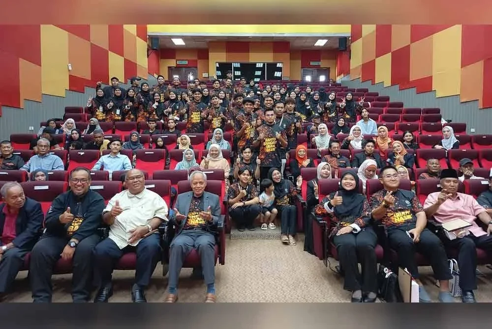 Dr Sahar (duduk, dua dari kiri) bersama Muhammad Nasir (duduk, empat dari kiri) merakam gambar bersama pelajar Fakulti Sains Sosial Gunaan, UniSZA dan penerima bantuan sempena Majlis Perasmian Penutup projek itu di Dewan Auditorium Bangunan Akademik UniSZA.