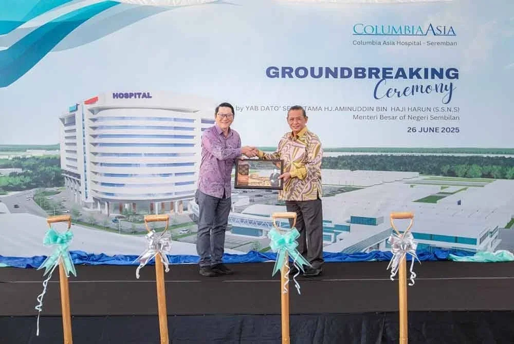 Dr Chan Boon Kheng (kiri) dan Aminuddin ketika perasmian Majlis Pecah Tanah Bangunan Tambahan Columbia Asia Hospital – Seremban (CAH-S) baru-baru ini.