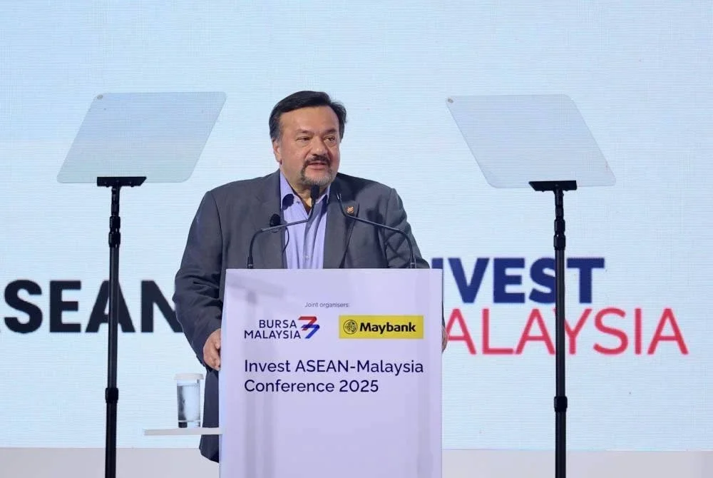 Amir Hamzah ketika menyampaikan ucap tama pada Persidangan Invest ASEAN-Malaysia 2025 hari ini. Foto Bernama
