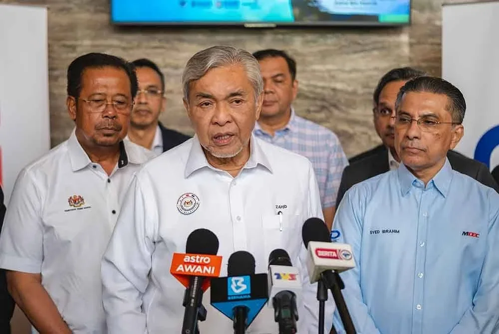 Ahmad Zahid bercakap kepada pemberita ketika hadir pada Sesi Meja Bulat Ekonomi Perkongsian dan Industri Gig, hari ini. - Foto: Bernama