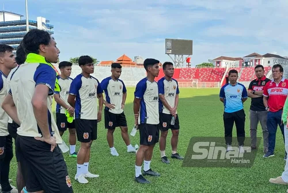 Elavarasan (kanan) yang bersama dengan pemain pada hari pertama latihan. FOTO SINAR HARIAN - ADILA SHARINNI WAHID