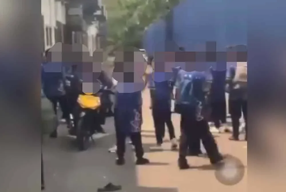Tangkap layar video memaparkan insiden pergaduhan beberapa pelajar yang dipercayai dari sebuah sekolah menengah di Klang.
