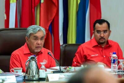 Ahmad Zahid(kiri) mempengerusikan Mesyuarat MKT UMNO di Menara Dato' Onn pada Isnin. Foto Bernama