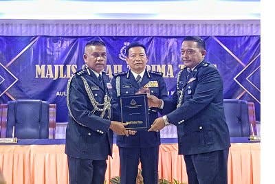 Wan Mohd Zahari (kiri) menyerahkan tugas sebagai pemangku Ketua Polis Daerah Kuantan kepada Mohd Adli (kanan) disaksikan Yahaya pada Majlis Serah Terima Tugas Ketua Polis Daerah Kuantan di Ibu Pejabat Polis Daerah (IPD) Kuantan di sini, pada Selasa.