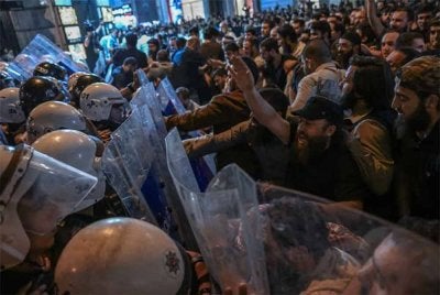 Penunjuk perasaan bertempur dengan polis antirusuhan di bandar terbesar di Turkiye itu. - Foto Agensi
