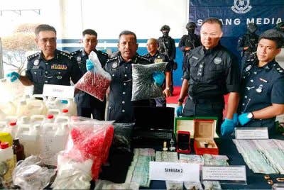 Ketua Polis Selangor, Datuk Hussein Omar Khan menunjukkan antara dadah termasuk jus serta cecair vape yang dirampas ketika sidang akhbar di Ibu Pejabat Polis Kontinjen (IPK) Selangor pada Selasa.