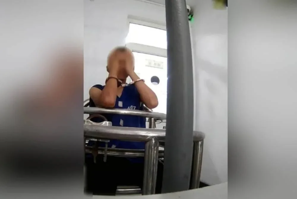 Polis menahan Chen selepas menemukan dia tertidur dalam kereta yang dicurinya. Agensi