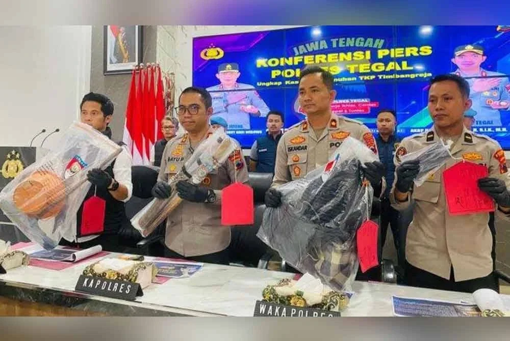 Pihak berkuasa menunjukkan barang bukti yang digunakan pelaku untuk membunuh mangsa. - Foto Agensi