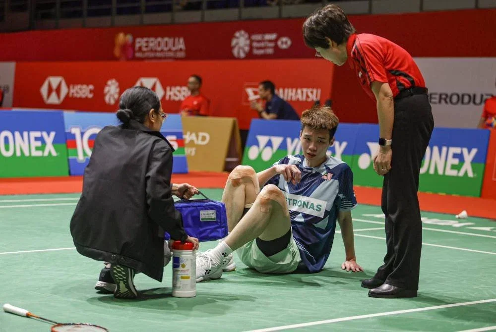 Tze Yong (tengah) mengalami kecederaan lutut ketika beraksi dalam saingan Malaysia Masters di Bukit Jalil Mei lalu. Foto Agensi