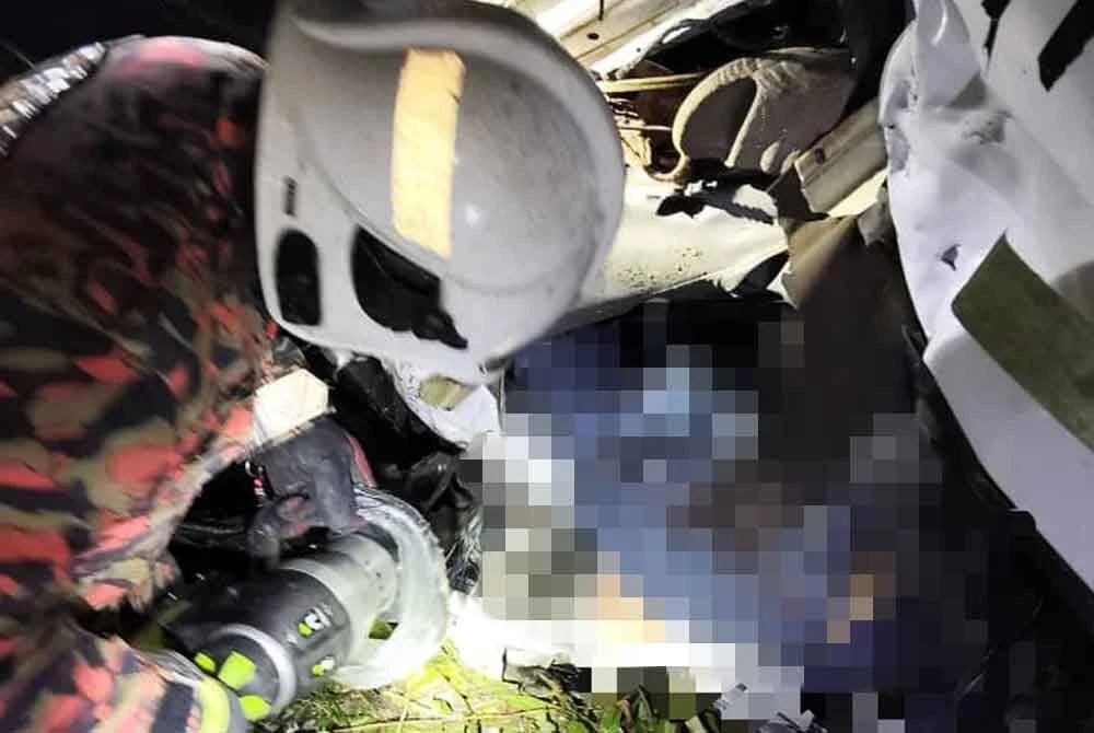 Mangsa dilaporkan maut selepas tersepit dalam kenderaan pacuan empat roda yang terlibat dalam kemalangan di Batu 16 Jalan Lahad Datu-Sandakan.