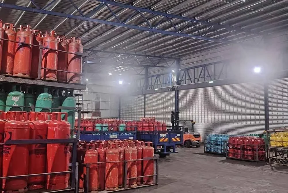 KPDN Kuala Lumpur menyerbu sebuah gudang dipercayai melakukan kegiatan seleweng LPG.