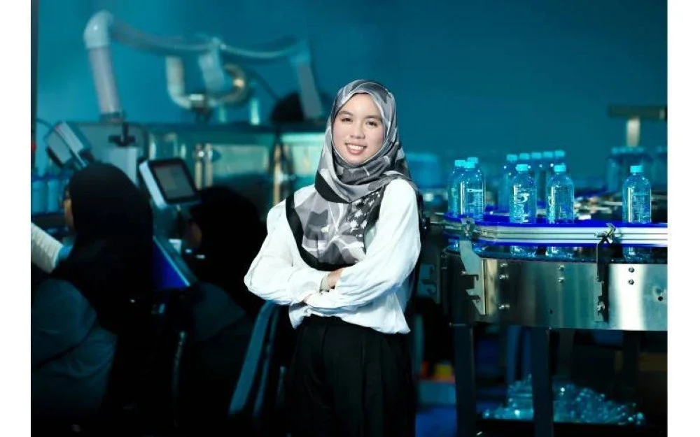 Ain Azizah di kilang pembotolan air BubblesO2 yang terletak di Negeri Sembilan.