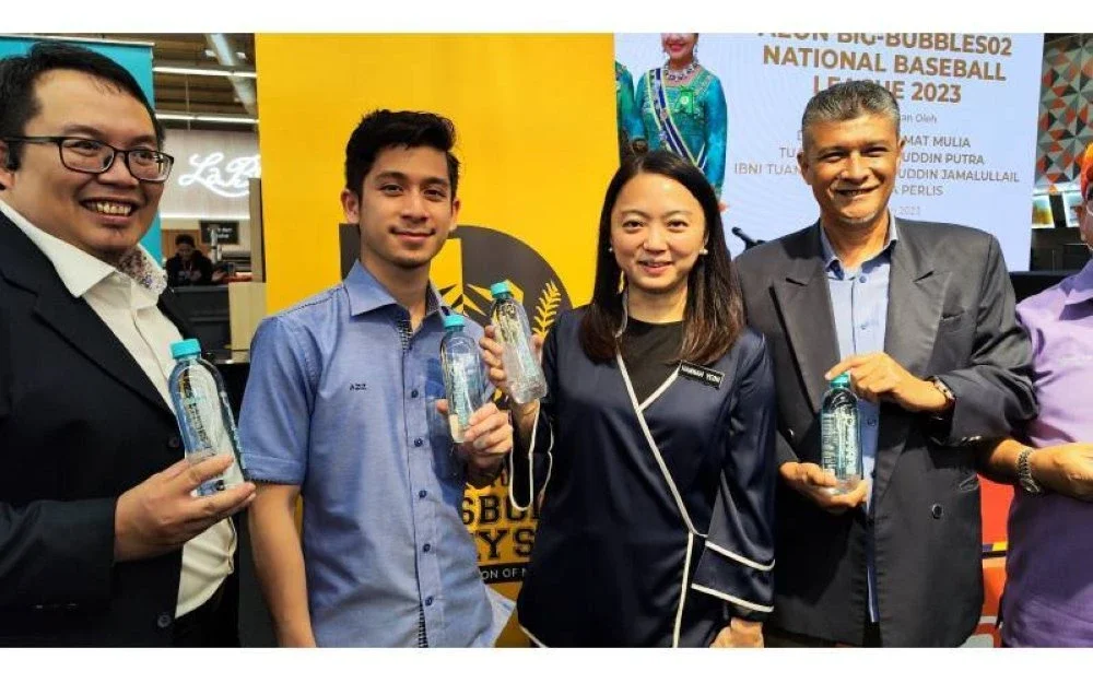 Abdul Aziz (dua dari kiri) bersama Menteri Belia dan Sukan, Hannah Yeoh (tiga dari kiri) dalam satu majlis, baru-baru ini.