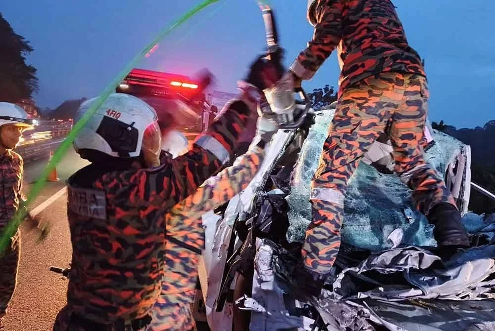 Operasi menyelamat melibatkan penggunaan peralatan khas seperti telescopic ram bagi melakukan renggangan serta hydraulic cutter untuk memotong bahagian struktur kenderaan bagi mengeluarkan mangsa. Foto Bomba Perak