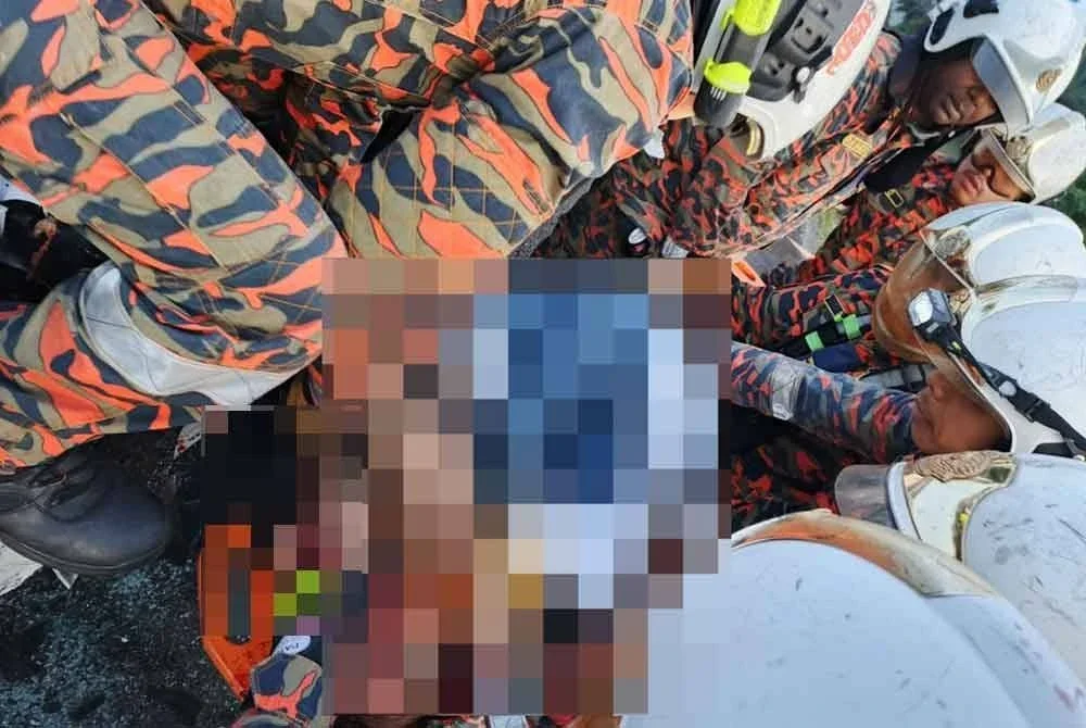 Kedua-dua mangsa berjaya dikeluarkan dan diserahkan kepada pihak polis untuk tindakan lanjut. Foto Bomba Perak