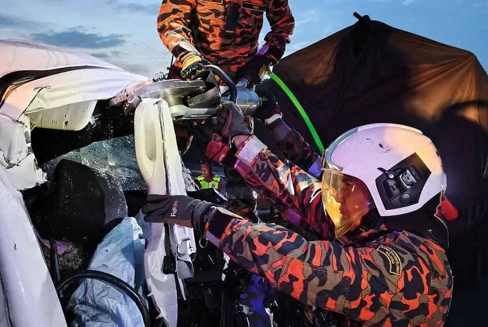 Dua lelaki maut selepas kenderaan pacuan empat roda dinaiki merempuh bahagian belakang sebuah lori. Foto Bomba Perak