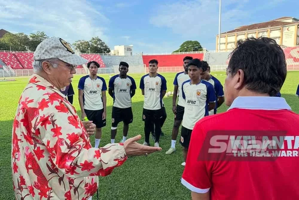 Annuar Musa (kiri) yang berbincang dengan Pengendali TRW, E Elavarasan (kanan) berkait pembangunan pemain. FOTO SINAR HARIAN - ADILA SHARINNI WAHID