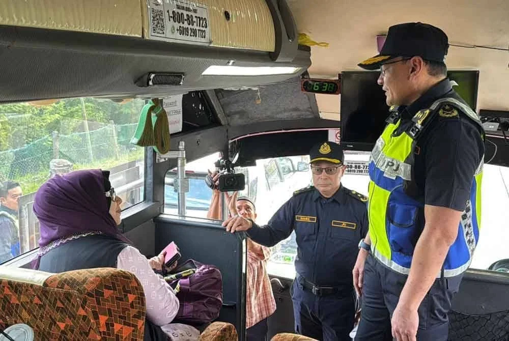 Stien (kanan) semasa menyertai operasi khas di Plaza Tol Alor Setar Utara pada petang Selasa.