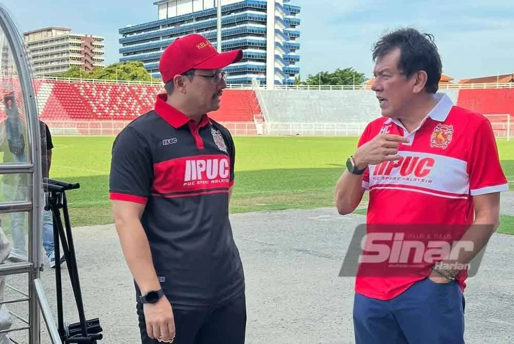 Irwan Rizal (kiri) bertemu dengan Elavarasan (kanan) semasa sesi latihan pertama pemain baharu Kelantan TRW di Stadium Sultan Muhammad IV pada Selasa.