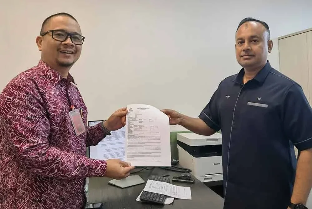 Mazlan (kiri) hadir membuat laporan polis berhubung kenyataan seorang ahli perniagaan yang didakwa di mahkamah berkaitan skandal rasuah di negeri ini.