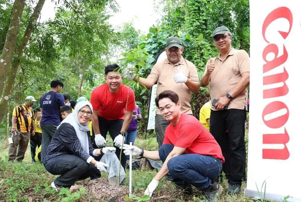 (Dari kiri) Pengarah Korporat dan Perhubungan Awam MBIP, Salwa Abd Rashid; Pengarah A.T Plan Sdn Bhd, Dr Cheong Yan Kiet; Penasihat SIREH Park; Nor Hisham Hussein; Benny Tai dan Faisal menanam pokok di SIREH Park.
