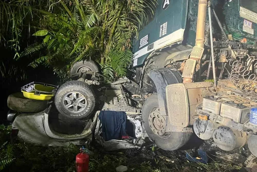Pacuan empat roda dan treler lori tangki terjunam ke dalam gaung dan menyebabkan tiga daripada maut di lokasi kejadian.