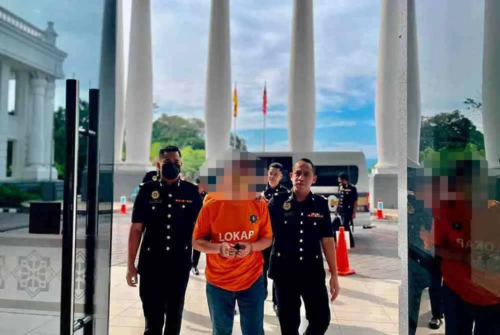 Empat individu termasuk dua pemilik syarikat ditahan reman SPRM kerana disyaki mengemukakan dokumen yang mengandungi butir matan palsu