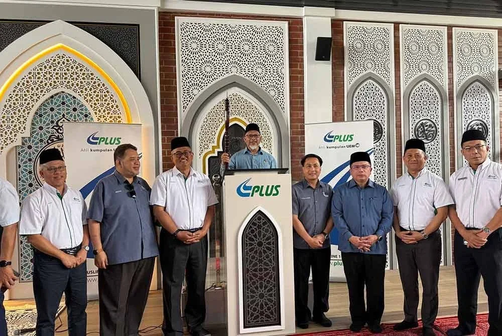 Majlis Pengisytiharan solat Jumaat di R&R Seremban (Arah Selatan) disempurnakan oleh Mufti Negeri Sembilan (tengah) pada Rabu.