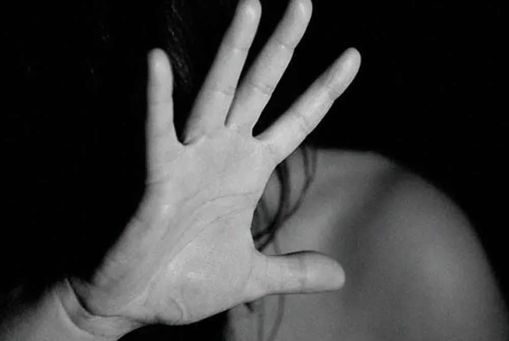 Seorang petani dijatuhkan hukuman penjara selama 45 tahun dan 15 sebatan oleh Mahkamah Sesyen di sini, selepas mengaku bersalah kerana merogol anak kandungnya. Gambar hiasan