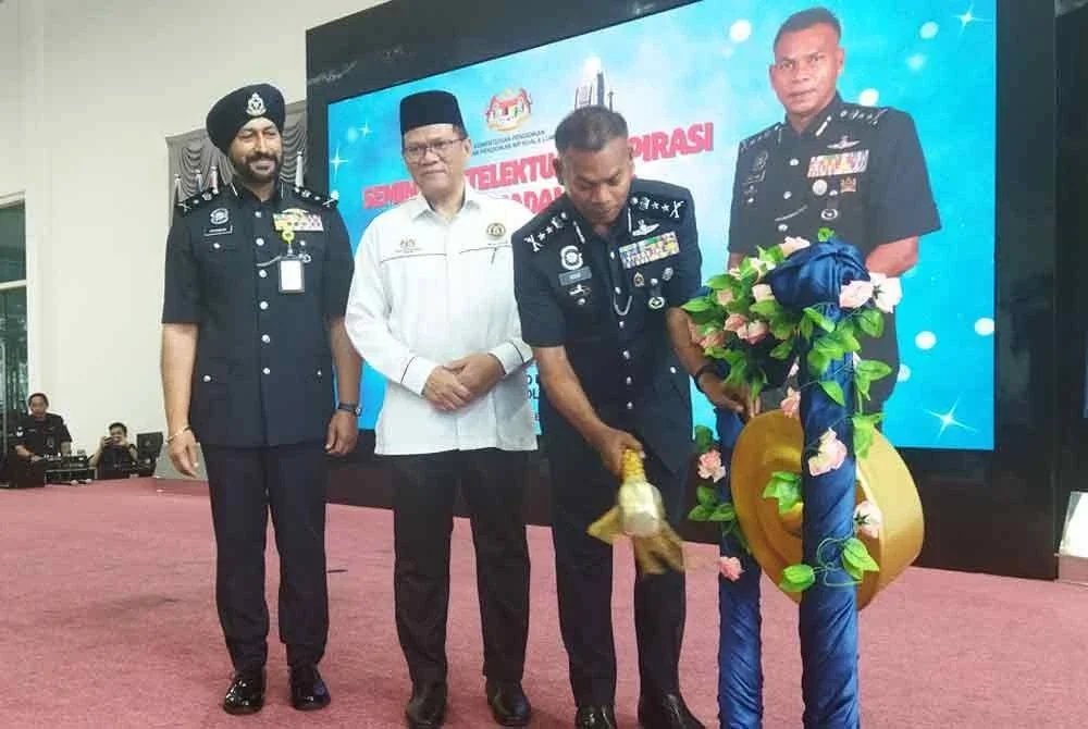 Mohamed Usuf merasmikan Seminar Intelektual Inspirasi Remaja Madani 2025, di Ibu Pejabat Polis Kontinjen Kuala Lumpur pada Rabu.