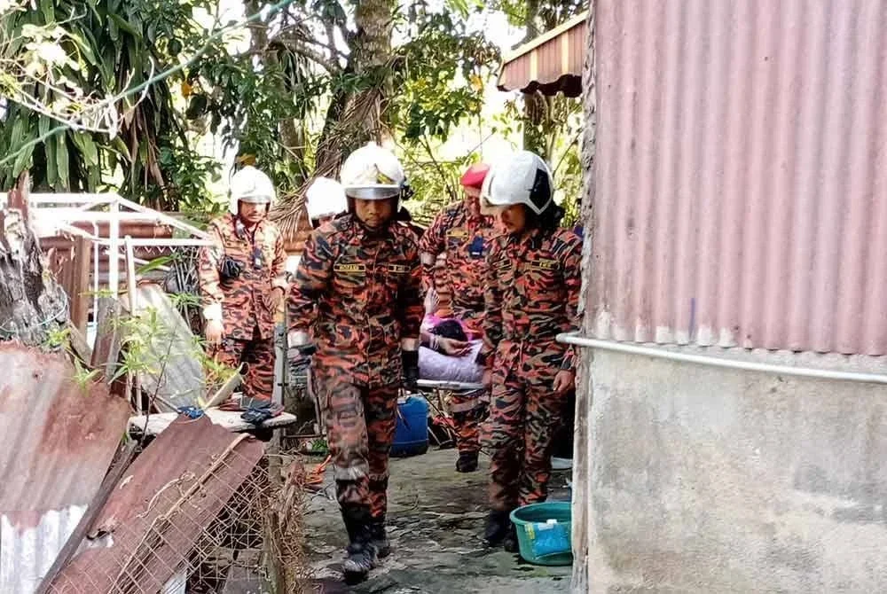 Mangsa dihantar ke hospital untuk menerima rawatan lanjut. Foto JBPM Perak