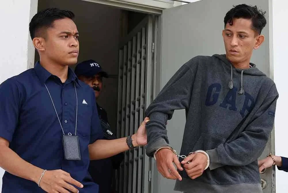 Seorang petani (kanan) mengaku tidak bersalah di Mahkamah Sesyen di sini pada Rabu atas pertuduhan membuat dan memulakan hantaran komen yang jelik sifatnya menerusi laman media sosial Facebook pada Februari lepas. Foto Bernama