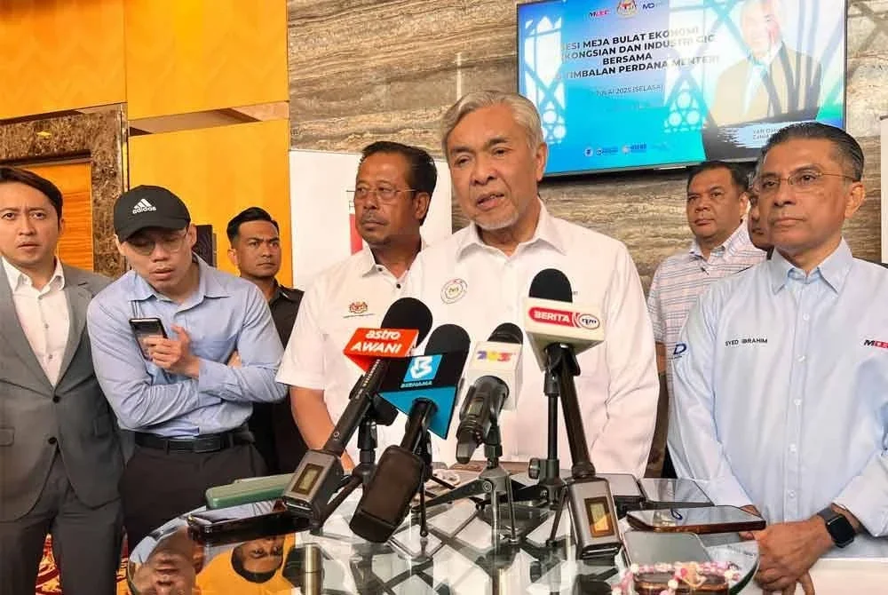Ahmad Zahid (tengah) bersama Abdul Rahman (kiri) dan Syed Ibrahim yang turut hadir Sesi Meja Bulat Ekonomi Perkongsian dan Industri Gig bersama Timbalan Perdana Menteri di Bangi pada Selasa.