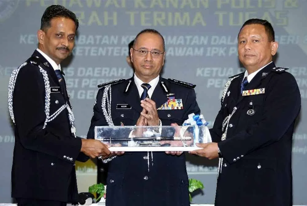 Noor Hisam (tengah) menyaksikan serah terima tugas jawatan Ketua Polis Daerah Gerik, Superintenden Abdul Samad Othman (kanan) daripada Deputi Superintenden Muhammad Firdaus Abdullah yang memangku jawatan tersebut.