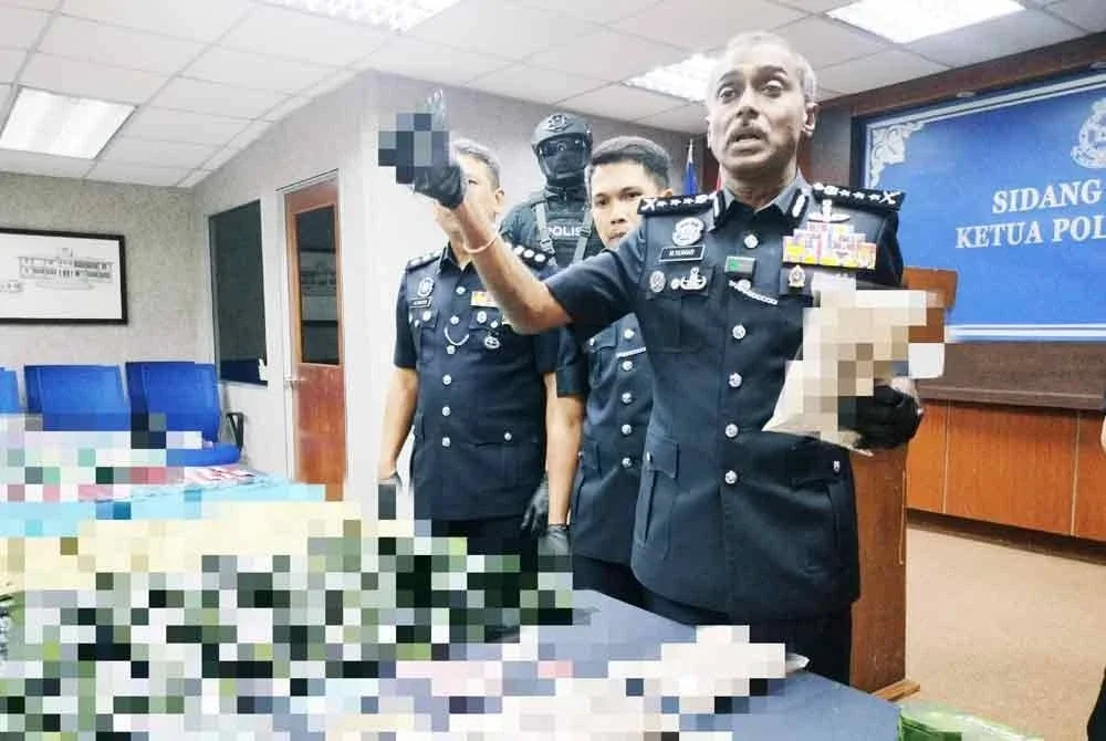 M Kumar menunjukkan dadah yang berjaya dirampas ketika sidang akhbar di IPK Johor.