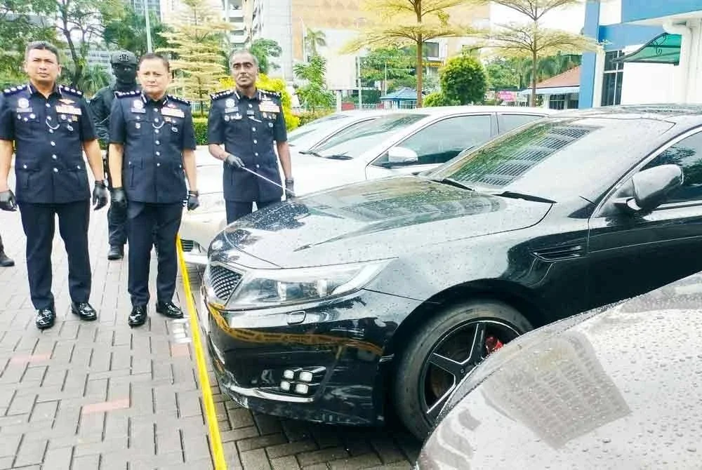 M Kumar (kanan) menunjukkan kereta yang dirampas daripada sindiket pengedaran dadah yang berjaya ditumpaskan.