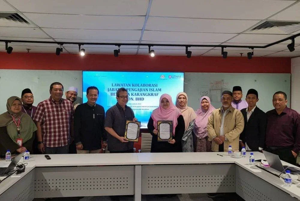 Akmal Eirfan (empat dari kiri) dan Sharifah Khadijah (enam dari kanan) selepas sesi menandatangani Surat Hasrat untuk kerjasama antara UTHM dan Karangkraf.