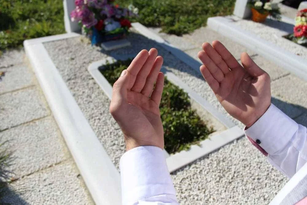 IKUTI panduan syarak ketika menziarahi mana-mana kubur, termasuk pusara orang soleh dengan menjaga adab. -Gambar hiasan/ Foto: CANVA