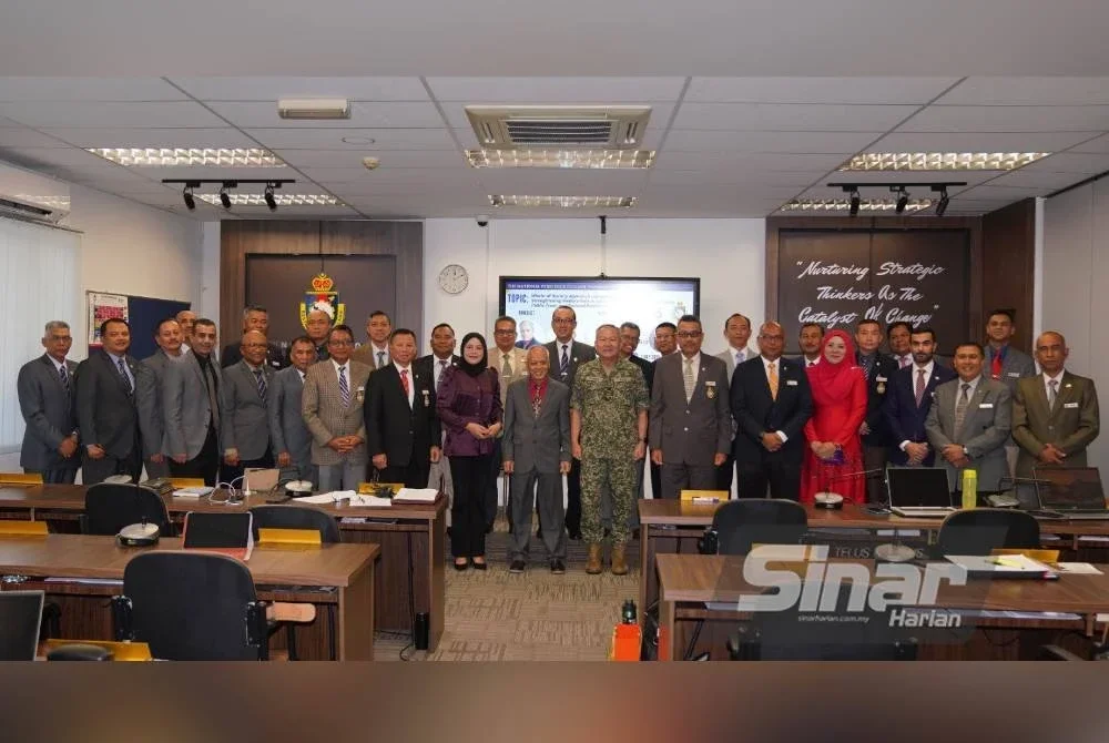 Leftenan Jeneral Datuk Johnny Lim Eng Seng (tengah) bersama Penasihat Bersama Kumpulan Karangkraf, Datuk Muhammad Nasir Hamzah (sepuluh dari kiri), pada Timbalan Pengarang Urusan Kumpulan (DGME) Media Prima dan Pengarang Kumpulan New Straits Times (NST), Farrah Naz Abd Karim (sembilan dari kiri), Laksamana Pertama, Mohd Adzam Omar dari Maktab Ketahanan Nasional (lima dari kanan) dan Norasyikin Sahol Hamid (empat dari kanan) dari Universiti Pertahanan Negara Malaysia (UPNM) pada The National Resilience College Roundtable yang diadakan di Maktab Ketahanan Nasional, Putrajaya pada Rabu.
