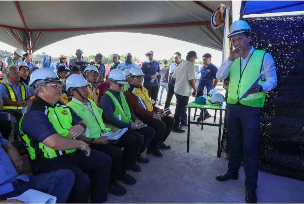 Ahmad (dua dari kiri) ketika mendengar taklimat mengenai kerja naik taraf jalan Sindumin-Melalia di Sipitang.