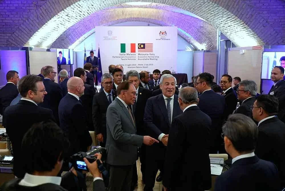Anwar memperkenalkan deligasi Malaysia kepada Timbalan Perdana Menteri Italy, Antonia Tajani yang juga Menteri Luar ketika menerima kunjungan hormat pada Rabu. Foto Bernama